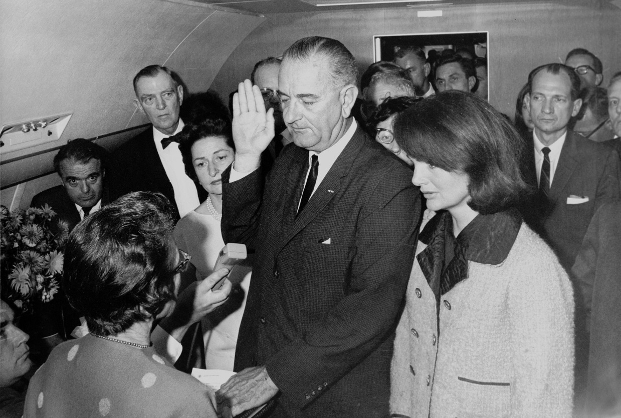 Lyndon_B._Johnson_taking_the_oath_of_office,_November_1963